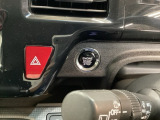 【ENGINE START/STOP】スマートキーをポケットやバッグに入れたままで、キーを差し込むことなくボタンを押すだけでエンジンが始動します。