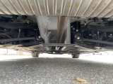 気になる中古車の下廻り。もちろん、納車時には整備スタッフによる点検を実施致しますので安心してご購入いただけます