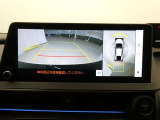 パノラミックビューモニター付きです。車両を上から見たような映像をディスプレイオーディオ画面に表示。運転席からの目視だけでは見にくい、車両周辺の状況をリアルタイムでしっかり確認できます。