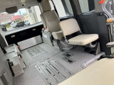 後部、補助シートで車いすの方とも近いので介護される方も安心です。