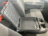 運転席、助手席間にあるシートを倒すとドリンクホルダー、収納スペースがあります。