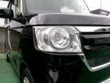 悪天候や夜間走行時も良好な視界を確保し、安心して運転できる高輝度LEDヘッドライトを装備。点灯速度が速く、消費電力も抑えられています。