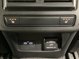 センターコンソールの後部にもセカンドシート用のシートヒータースイッチ、及びUSB端子を装備しております。