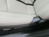 助手席側の使用感や材質感も確認しやすい写真です。