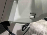 助手席側にはショッピングフックが付いてます。