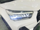 白く明るい光で夜間走行をサポートするLEDヘッドランプを搭載