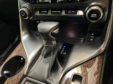 停車時のブレーキホールド機能に対応した電動パーキングブレーキ。渋滞や信号待ちで便利なブレーキホールド機能も装備されています