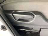 運転席の背もたれを調節します