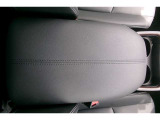 アームレストとしても使用でき、長距離運転の際は腕を休めることもできます。