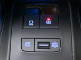 「HOLD」スイッチを押すと、信号待ち等、停車した際にブレーキを保持してくれます。