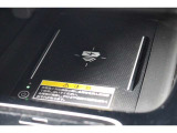 対応のスマートフォンをお持ちであれば置くだけで充電可能なワイヤレス充電器を装備。ケーブルを繋ぐといった煩わしさから解放です♪