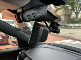 車室内カメラによる車内および車側面の撮影記録が駐車時の安心を高め、走行中の幅寄せ対策や後方撮影(リヤガラス越し)にも対応しています。LED点灯と、セキュリティラベルは、駐車中の盗難防止に役立ちます。