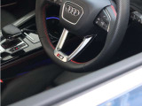 内装はシンプルに使い勝手を考え作られています。お車を運転する感覚をダイレクトに体感して頂けます。室内も広くロングドライブにも快適にお過ごしいただけます。