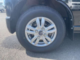 タイヤ残り溝が1.6mmになる目安として「スリップサイン」が設けられています。この車は 割程度残っていますので、まだまだ安心してお乗りいただけます!