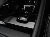 軽いタッチの電気式サイドブレーキとオートサイドブレーキが装備されます。
