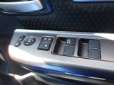 運転席のスイッチで全てのウィンドウの開閉操作を行うことができます。ロックボタンをONにしておくと、運転席以外のウィンドウは作動しないのでお子様を乗せているときなども安心ですね♪