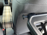 シートバックテーブルの付け根部分には紐を掛けられる様になっております。