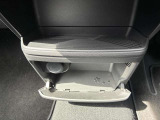 運転席と助手席の間に小物置きがあります(^^)/ 電源ソケットもあるのでドライブ中のスマホ充電もバッチリ☆