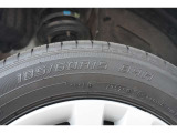2025年のタイヤなので、溝もしっかり残っています!夏のタイヤサイズは「185/60R15」です!