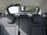 前席からのリアビューです。中古車でも気持ち良くお乗り頂けるように、仕上げ専門スタッフが内装をクリーニングして納車いたします!