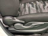運転手の体格に合わせて運転席の座面の高さ調整ができるシートリフターが付いてます