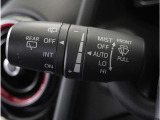 【オートワイパー機能】レバーをAUTOの位置にしているとき、レインセンサーが雨を感知すると、雨量に応じて、ワイパーが自動で作動します。