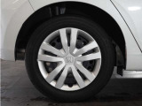 ◆純正ホイール装着車◆シンプルなデザインのホイールキャップ付きです。