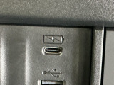 (Type-C〈3A〉)USBチャージャー搭載。スマートフォンなどの充電にとっても便利です