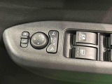 オート格納機能付きミラー キーフリーシステムのドア施錠に連動して自動的に格納!乗降時のミラー操作の手間が省けて便利です♪閉じ忘れを防げるほか、降車の直前まで後方の確認ができます!!