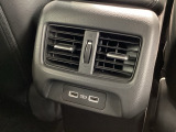 後部座席にもエアコンの吹き出し口があるので車内全体を快適に過ごすことができます。