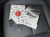 メンテナンスノート、取扱説明書です。 その車の整備記録が事細やかに記録されています。 車が生まれてから今までどのような道を歩んできたのか判るとても重要な物ですよ。