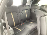 CX-80は、2列目や3列目を含む全席の乗り心地を追求した3列シートSUVです。走行時の揺れを抑え、会話がしやすい静かな室内環境により、長距離ドライブでも快適な移動を支えます。