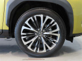 純正のアルミホイール装着車です。タイヤサイズは215/50R18です。