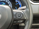 右側ステアリングスイッチ。ステアリングから手を離さずに操作できるので、運転に集中できます。