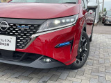 対向車がいてもハイビームを維持できるアダプティブLEDヘッドライト。車速に応じてハイビームの自動配光を維持して、常に視認性の高い状態が維持されます。