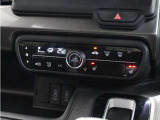 【オートエアコン】温度を設定すれば自動で快適な車内温度を保ちます。エアコン内部の高性能脱臭フィルターで車内のアレルゲンや花粉を除去。