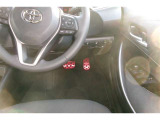 運転席の写真です。見通しのよいすっきりとした視界で、誰でも運転しやすいです。運転のしやすさは疲れにくさにも繋がりますよ♪
