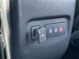 センターコンソールボックス後部の後部座席用のUSB電源ソケット(タイプA)と後部座席シートベルトインフォメーション警告灯です。