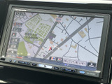 目的地設定がスムーズに行える、見やすいナビゲーションシステムを搭載。長距離ドライブも安心です。ルート検索や周辺施設検索も簡単操作で利用できます。