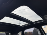 サンルーフの開放感により車内はいつも明るく、自然と会話が弾んでドライブも一段と楽しくなります。