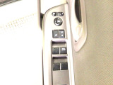 運転席のスイッチで全てのウィンドウの開閉操作を行うことができます。ロックボタンをONにしておくと、運転席以外のウィンドウは作動しないのでお子様を乗せているときなども安心ですね♪