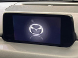 【マツダコネクトナビ】車内の雰囲気にマッチした一体型タイプのナビ。各種車輌設定やBluetooth再生等、様々な機能が楽しめます。直感的なダイヤル操作が可能で、使い勝手も良好です。