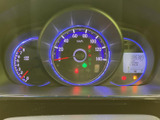 速度、燃料、水温など、運転に必要な情報をひと目で確認できるメーターです。視認性の高い表示で安心です。