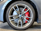 【BMWアロイホイル】軽量かつ強度に拘ったアロイホイル。走行性能ポテンシャルを引き出す設計。車の足元を引き締めてくれる大きなポイントはアロイホイルです。