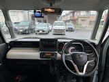 すっきりとまとめられたインパネ周り。車両感覚もつかみやすく運転操作がしやすいですよ。老若男女問わず、運転免許を取ったばかりの方にもおすすめな車です(*^^*)
