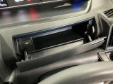 【インパネアッパーボックス】サッと取り出せてサッとしまえる、運転席の目の前にはボックスが装備されております!薄型のボックスティッシュなど収納可能☆