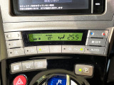 【オートエアコン】一度お好みの温度に設定すれば、車内の温度を検知し風量や温度を自動で調整。暑い&hellip;寒い&hellip;と何度もスイッチ操作をする必要はありません。快適な車内空間には必須の機能ですね♪
