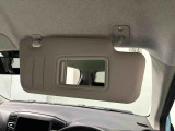 ちょっとした身だしなみチェックができるバニティミラー(運転席・助手席)&チケットホルダー(運転席)付きサンバイザー。