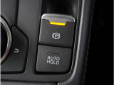 【電動パーキングブレーキ】手で引く方式のサイドブレーキや足踏み式のサイドブレーキの代わりとなるもので、指先の簡単操作でパーキングブレーキを作動したり解除したりすることが可能です。