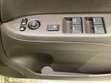 ハンドルの右側に電動格納付きパワーミラーの操作スイッチがついています。左右のサイドミラーの角度調節も微調整ができて便利です。パワーウインドウは運転席でドア4枚とも上下の操作ができるようになっています。